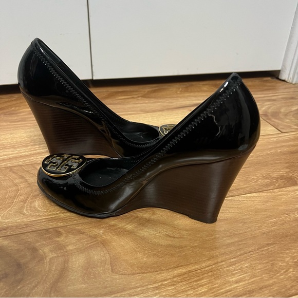 Tory Burch Patent Leather Wedges – Size 8.5 – Classic Logo Medallion - Picture 5 of 9